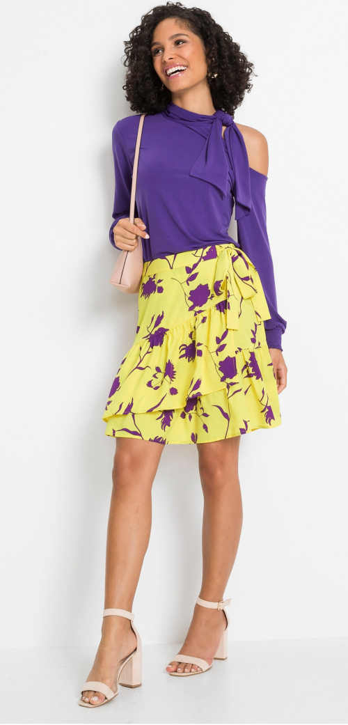 Kvetovaná krátka sukňa v pôsobivé farebnej kombinácii