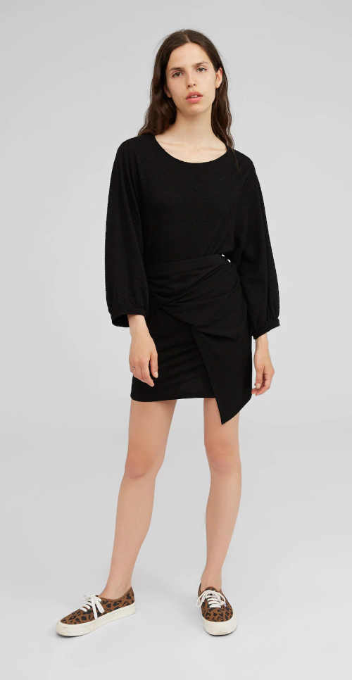 Čierna asymetrická sukňa nad kolená