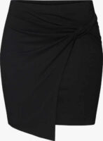 Krátka moderná sukňa pre ženy s asymetrickým lemom