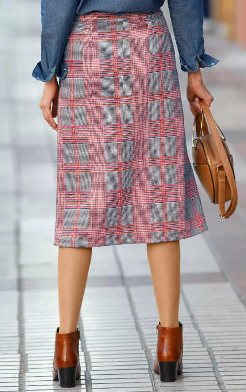 Moderná kockovaná sukňa v midi dĺžke