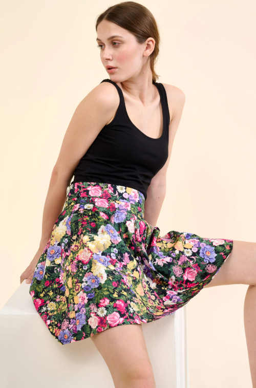 Moderná kvetinová sukňa so zipsom