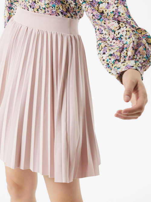 Moderná skladaná sukňa s elastickým pásom
