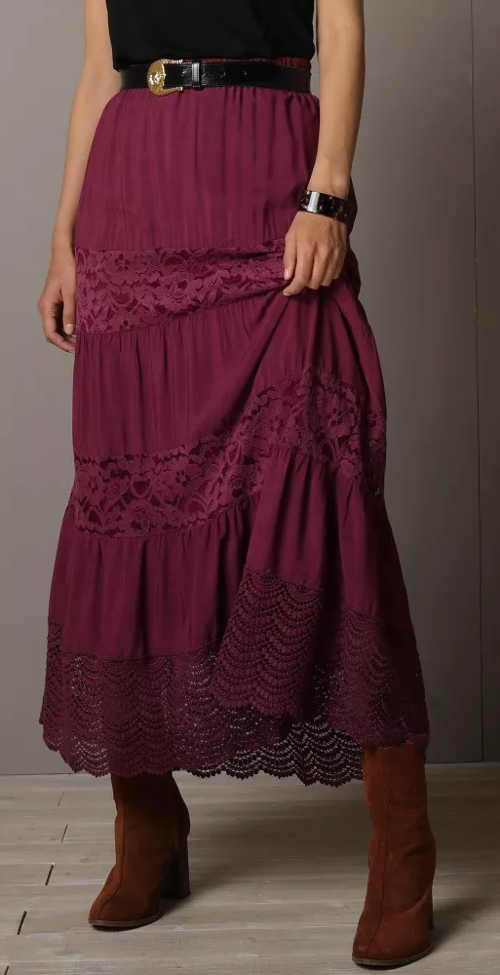 Dlhá fialová dámska sukňa s čipkou