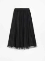 Plisovaná čierna tylová sukňa v modernej midi dĺžke