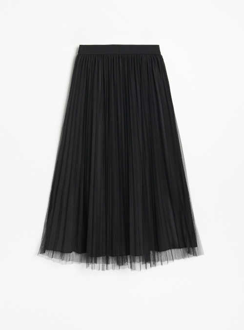Plisovaná čierna tylová sukňa v modernej midi dĺžke