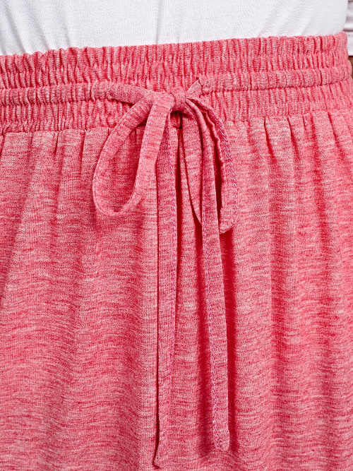 Šnúrka v páse ružovej sukne