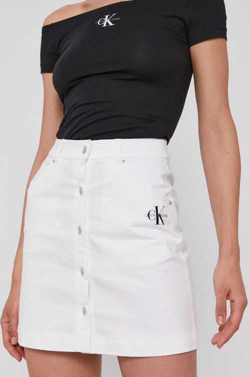 Džínsová sukňa Calvin Klein v krátkej dĺžke so zapínaním vpredu