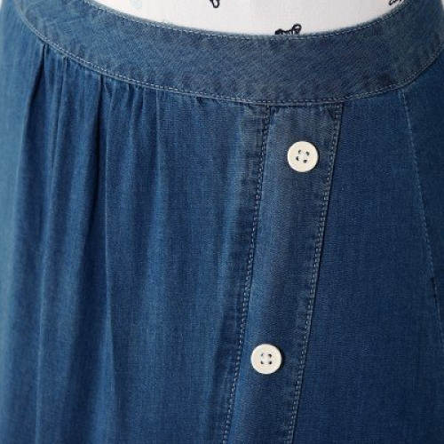 Džínsová sukňa s ozdobnými gombíkmi