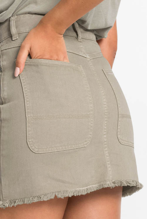 Krátka džínsová sukňa s veľkými vreckami