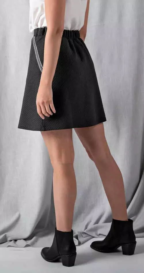 Čierna krátka pletená sukňa