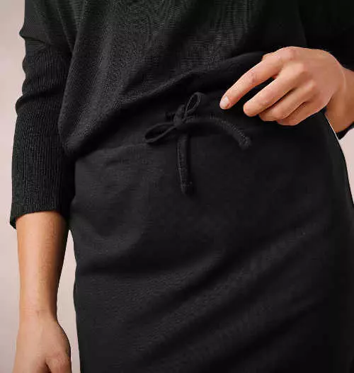 Čierna pletená sukňa so šnúrkou v tuneli