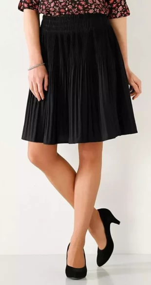 Jednofarebná čierna plisovaná sukňa