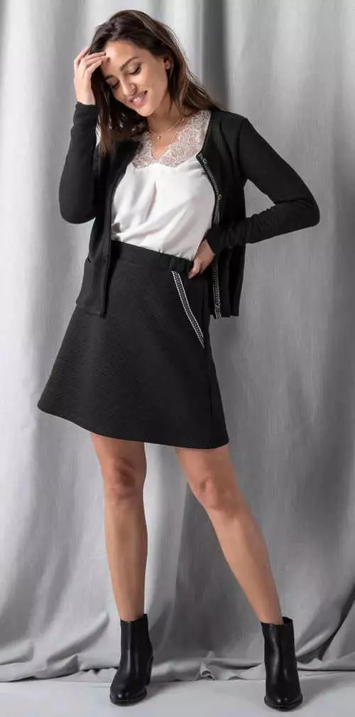 Krátka čierna sukňa s rozšíreným strihom