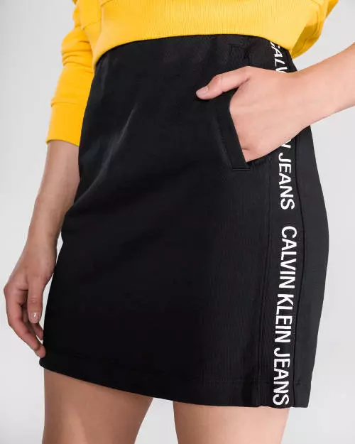 Čierna športová sukňa s vreckom