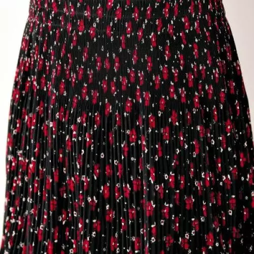 Čierno-červená sukňa s plisovaním
