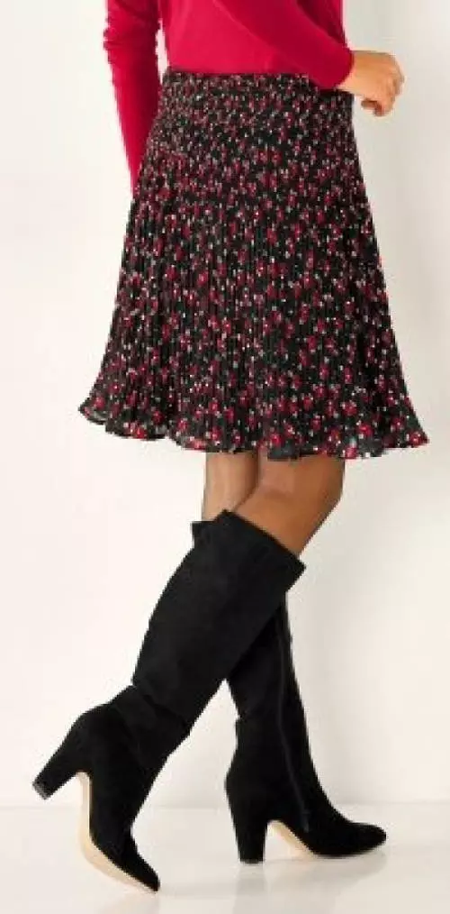 Plisovaná sukňa s topánkami