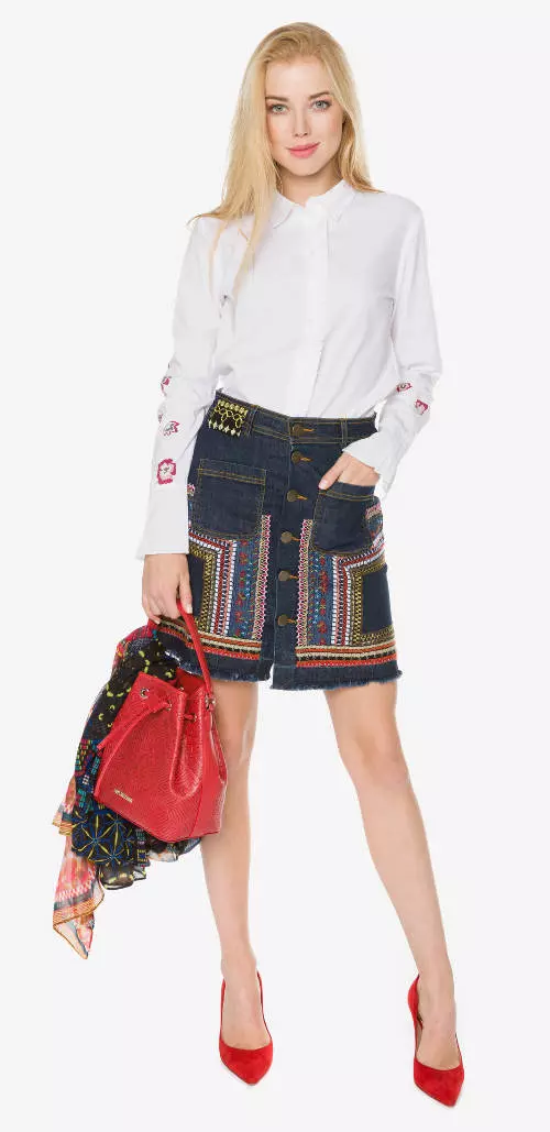 Tmavomodrá džínsová sukňa s etno výšivkou