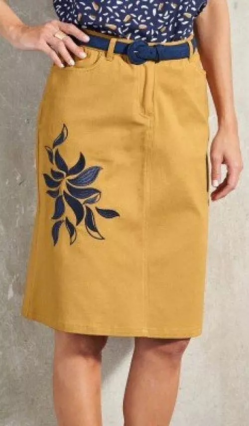 Žltá dámska sukňa s modrou výšivkou