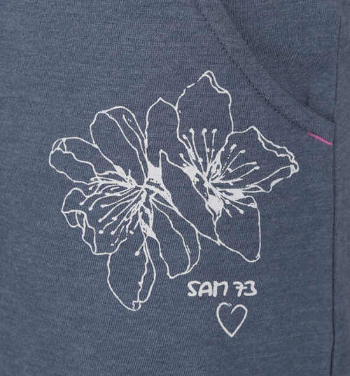 Kvety a logo SAM 73 na sukni