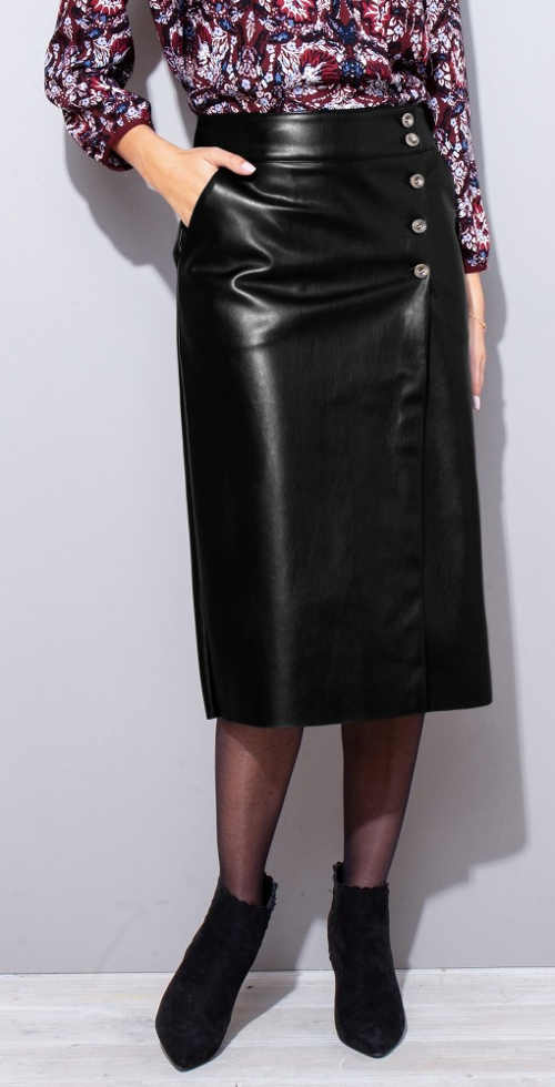 Lesklá čierna kožená midi sukňa