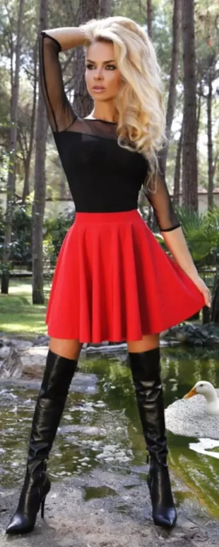 Krátka červená sukňa s áčkovým strihom