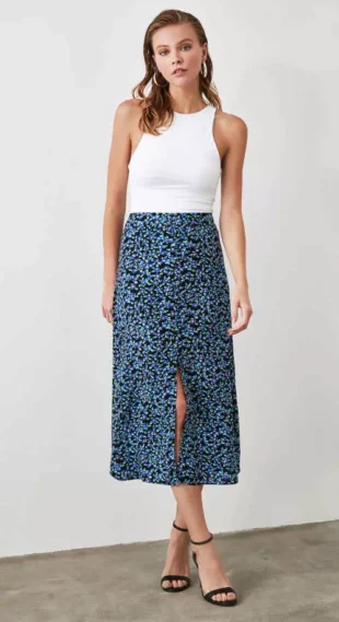 Pohodlná sukňa v midi dĺžke s moderným kvetinovým vzorom