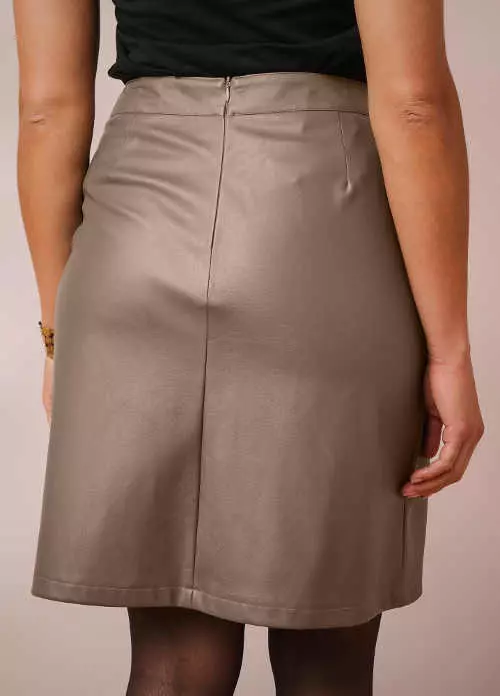 Svetlo hnedá dámska koženková sukňa nad kolená