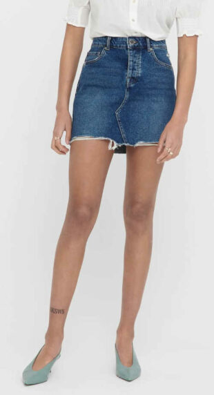 Trendy džínsová sukňa s roztrasenými okrajmi