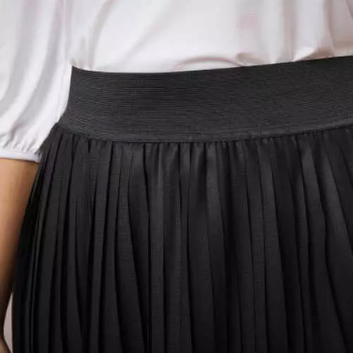 Čierna plisovaná sukňa s elastickým pásom
