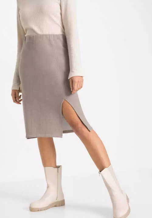 Dámska pohodlná pletená sukňa s bočným rozparkom