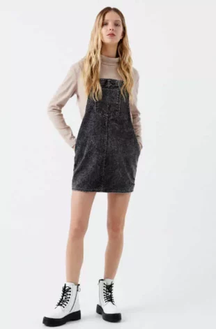 Džínsová moderná sukňa s laclom v roztrasenom vzhľade
