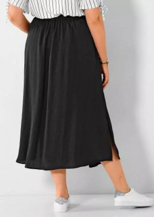 Jednofarebná čierna sukňa pre bacuľaté dievčatá