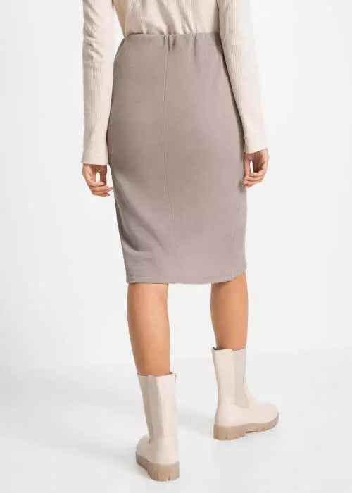 Pletená sukňa s dĺžkou po kolená