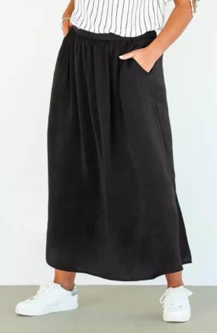 Pohodlná čierna maxi sukňa pre plnoštíhle osoby