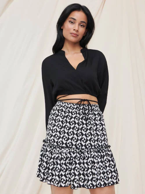 Vzorovaná čierno-biela dolly sukňa v krátkej dĺžke do gumy v páse