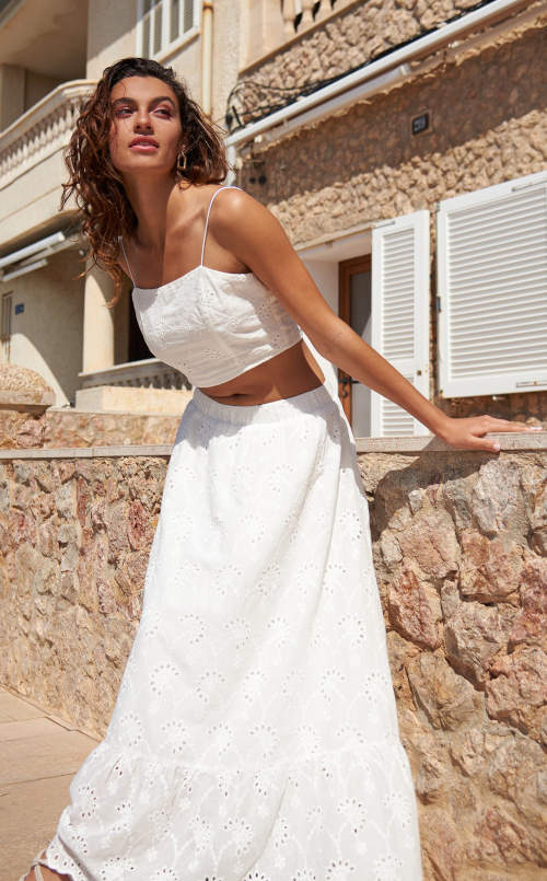 Biela dámska maxi sukňa s perforovaným vzorom