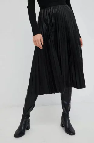 Čierna plisovaná sukňa v modernej a praktickej midi dĺžke
