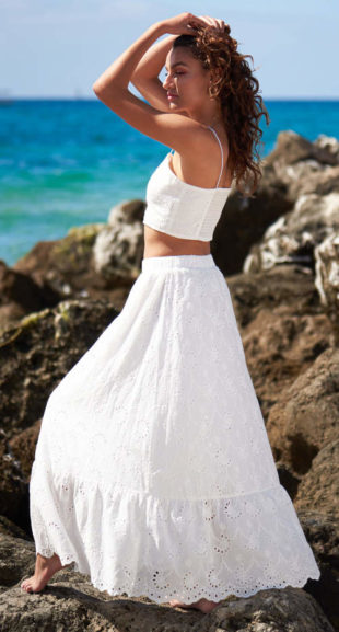 Dlhá biela dámska sukňa s perforáciou ideálna na letnú dovolenku pri mori