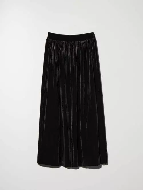 Čierna midi sukňa z elastického materiálu